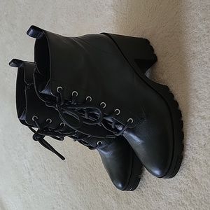 Nordstrom: Like new - B.P. rubber soled, gripping ankle bootie w/ chunky heels